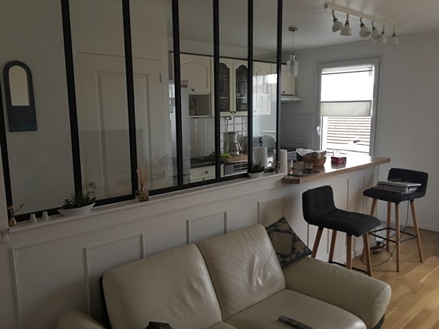 Verrière atelier cuisine avec un bord libre sur le côté