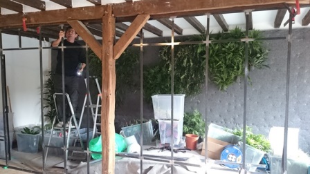 La verrière atelier d'artiste est conçue en plusieurs morceaux assemblés sur place