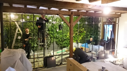 Installation de cette grande cloison vitrée en 8 heures