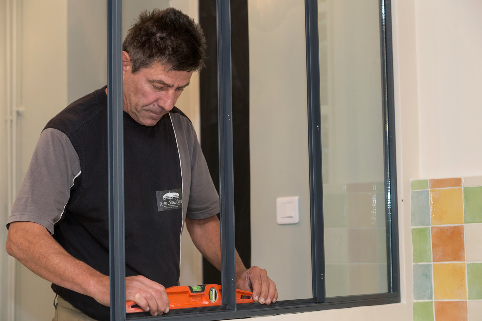 Pose d'une verrière d'intérieur atelier d'artiste en acier Pose d'une verrière d'intérieur atelier d'artiste en acier