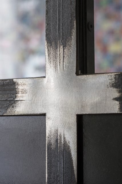 Détail d'une verrière en acier brut avec parties poncées (gris clair) et parties non poncées (gris foncé) Détail d'une verrière en acier brut avec parties poncées (gris clair) et parties non poncées (gris foncé)