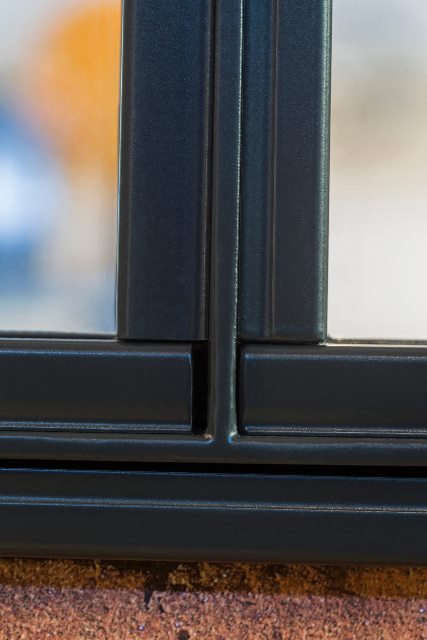 Parclose en acier galvanisé avec finition peinture cuite au four par thermolaquage (RAL 7016 satiné)
