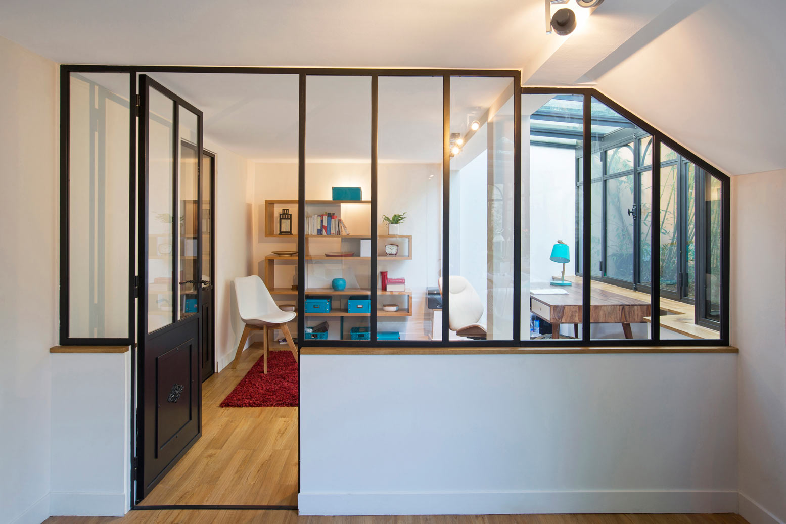 Porte intégrée dans une verrière atelier d'artiste sous toiture mansardée