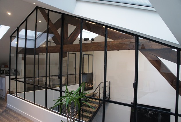 Verrière atelier d'artiste sous les combles d'une toiture d'un loft