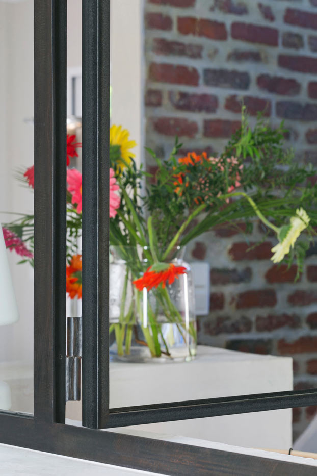 Fenêtre intégrée dans une verrière atelier d'artiste dans l'entrée d'un appartement