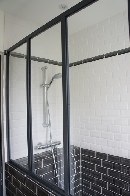 Verrière atelier d'artiste en acier inoxydable pour créer un pare-douche. Finition gris anthracite thermolaquée.
