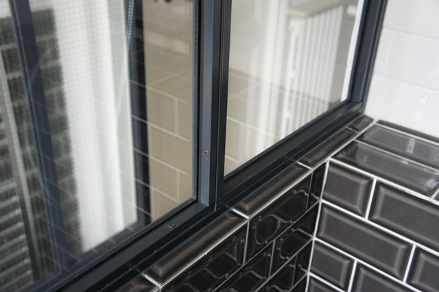 Verrière atelier d'artiste de salle de bain avec étanchéité réalisée par joint mastic siliconé